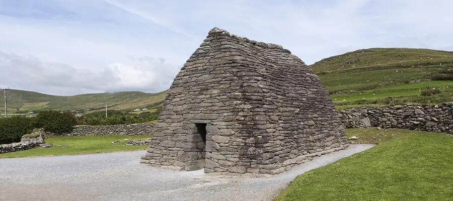 Eine steinerne Kirche im County Kerry