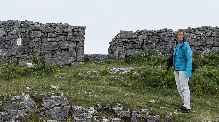 Anne bei Dún Eoghanachta auf Inishmore